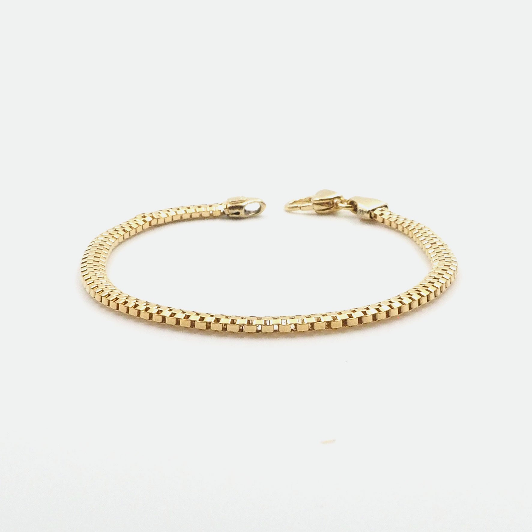 Silber Armbaender fuer Damen jetzt kaufen in unserem Onlineshop oder vor Ort in unserer Filiale in Basel